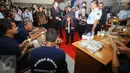 Menteri Kehakiman Australia Michael Keenan berbincang dengan warga binaan di Lembaga Pemasyrakatan Cipinang, Jakarta, Rabu (1/2). (Liputan6.com/Helmi Afandi)