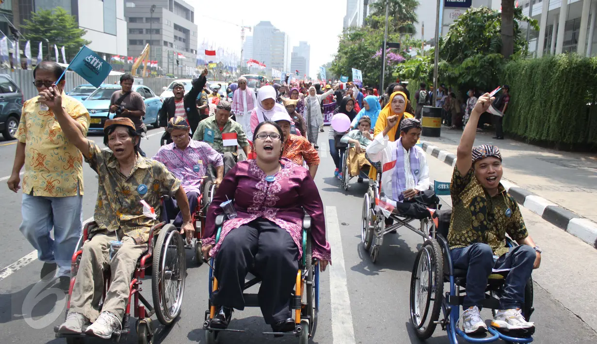 Sejumlah penyandang disabilitas mengikuti Karnaval Budaya Disabilitas di kawasan Bundaran HI, Jakarta, Selasa (18/08/2015). Karnaval bertujuan untuk mendorong pembahasan dan pengesahan RUU penyandang disabilitas. (Liputan6.com/Gempur M Surya)  