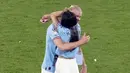 Pemain Manchester City, Erling Haaland, berpelukan dengan kekasihnya Isabel Haugseng Johansen saat perayaan gelar juara Liga Champions di Ataturk Olympic Stadium, Istanbul, Minggu (11/6/2023). Erling Haaland tampil luar biasa dan mampu meraih treble winner di musim perdananya bersama City.  (AP Photo/Thanassis Stavrakis)