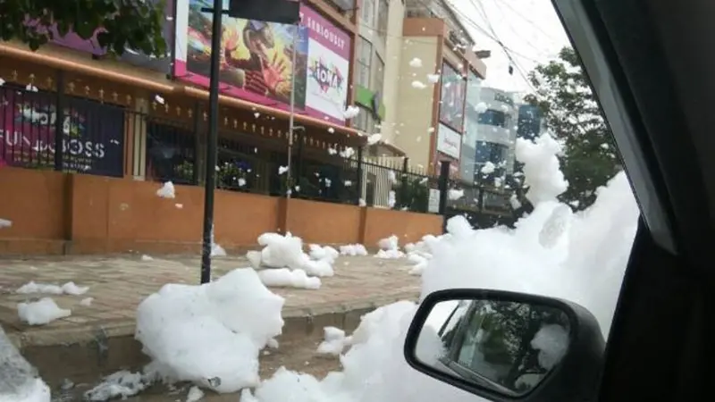 Busa misterius di jalanan Bangalore, India. (Twitter @AmishAnand)