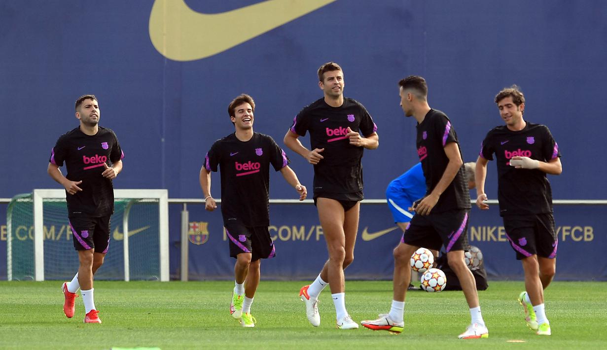 (Dari Kiri) Pemain Barcelona Jordi Alba, Riqui Puig, Gerard Pique, Sergio Busquets dan Sergi Roberto menghadiri sesi latihan di Joan Gamper, Senin (13/9/2021). Barcelona akan berhadapan dengan Bayern Munchen pada matchday pertama grup E Liga Champions, Rabu 15 September 2021. (Josep LAGO/AFP)