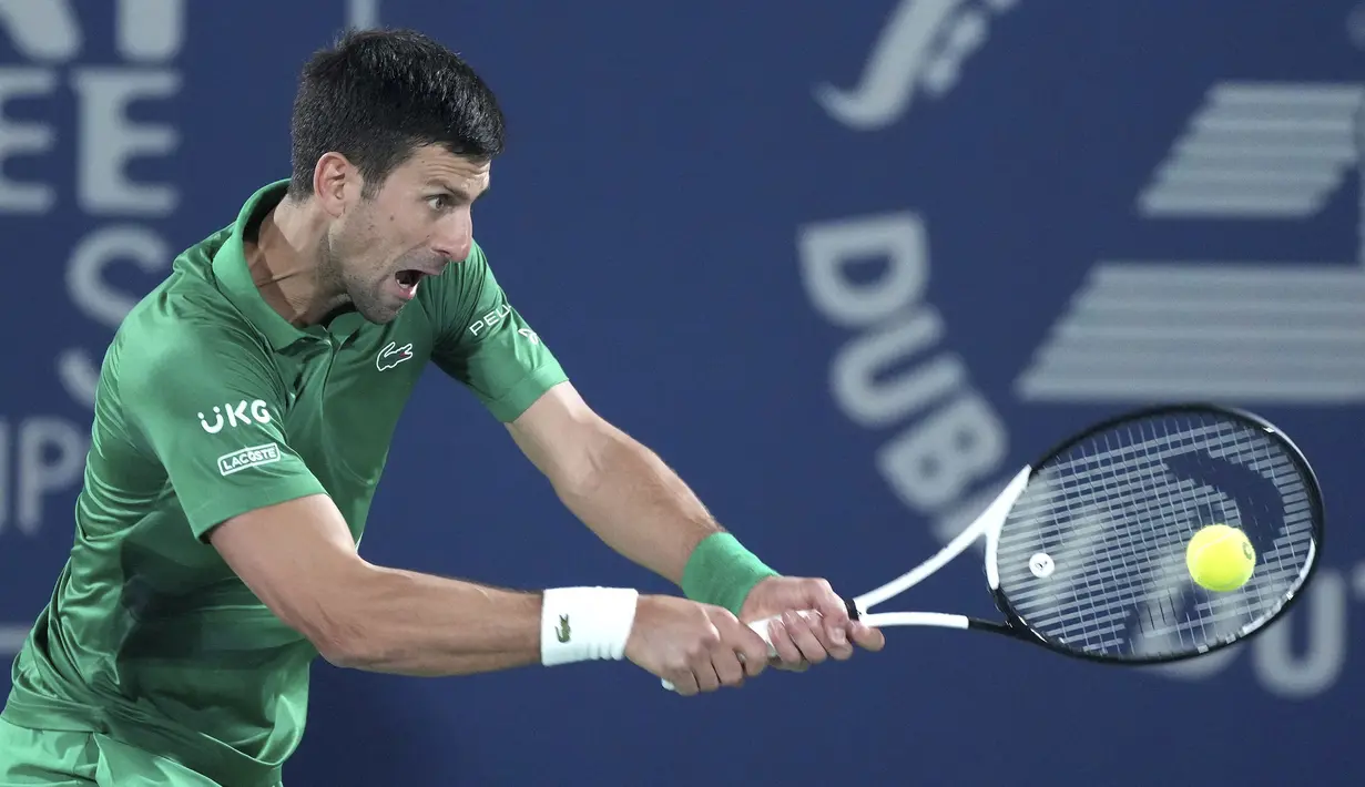 Djokovic hanya butuh waktu 1 jam 14 menit untuk menyelesaikan kemenangan melawan Musetti yang berusia 19 tahun dengan skor 6-3 6-3 dan mengatur pertemuan putaran kedua dengan Karen Khachanov atau Alex de Minaur, yang bermain pada hari Selasa. (AP/Kamran Jebreili)