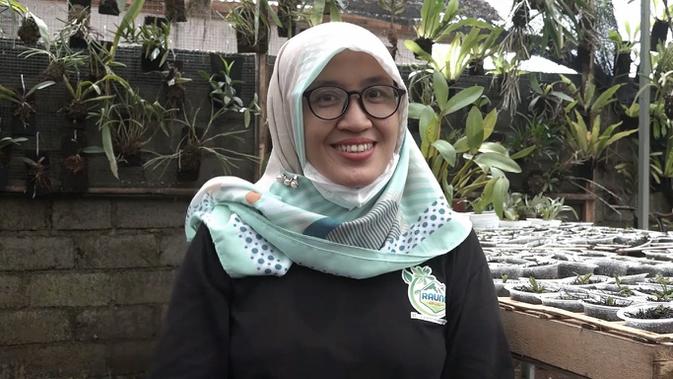 Pemilik Raung Orchid Rohimah memiliki mimpi baru untuk menjadikan kampung halamannya sebagai kampung anggrek. Di masa pandemi ini, Raung Orchid juga mempekerjakan beberapa orang yang menjadi korban PHK perusahaan. (Foto: Liputan6.com).