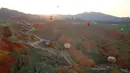 Balon udara terbang di langit Zhangye Geopark di Zhangye, Provinsi Gansu, China, 26 Juli 2020. Taman geologi ini diakui sebagai Global Geopark oleh Dewan Eksekutif Organisasi Pendidikan, Keilmuan, dan Kebudayaan PBB (UNESCO) dalam sidang ke-209 pada 7 Juli 2020. (Xinhua/Fan Peishen)