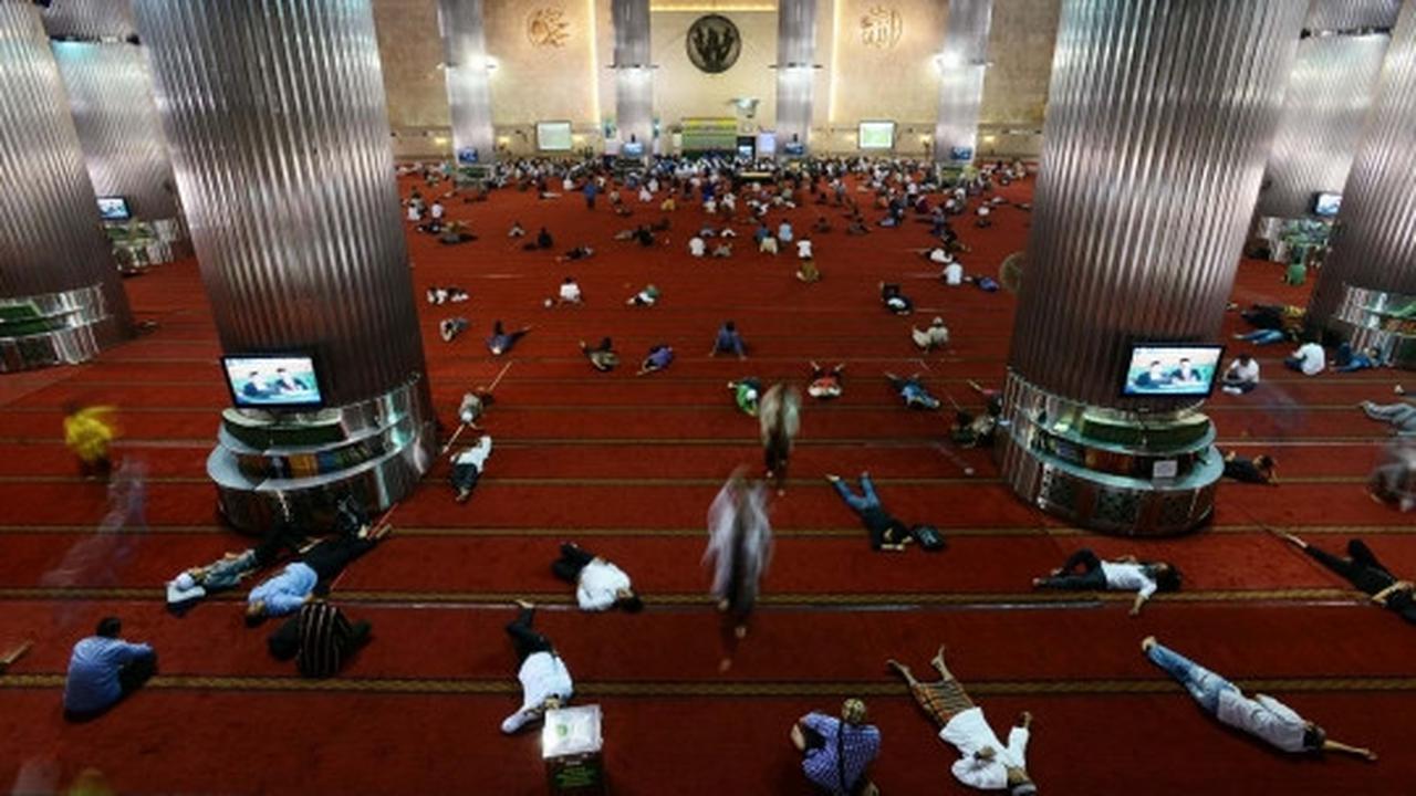 Ratusan jemaah tertidur usai Jumatan di Masjid Istiqlal