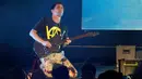 Personel grup band Muse, Matt Bellamy tampil pada konser ALTer EGO iHeartRadio di Kia Forum, Inglewood, California, Amerika Serikat, 14 Januari 2023. Selain Muse, iHeartRadio ALTer EGO 2023 juga menampilkan Fall Out Boy, Jack White, dan Red Hot Chili Peppers. (AP Photo/Chris Pizzello)