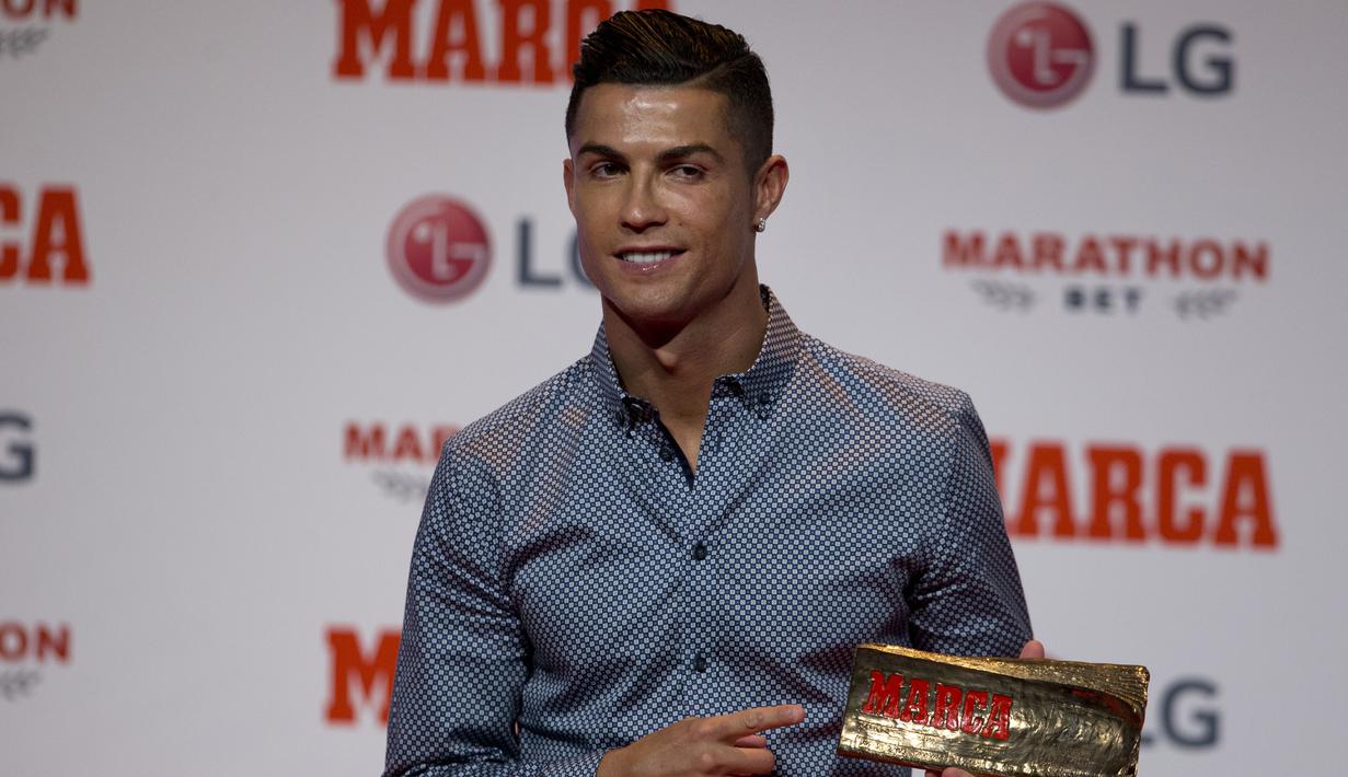 Penyerang Juventus, Cristiano Ronaldo berpose setelah meraih penghargaan media olahraga top Spanyol, Marca di Reina Victoria Theater, Madrid (29/7/2019). Penghargaan yang diterima Ronaldo merupakan kesuksesan dalam karier profesional yang sudah dicapainya di seluruh dunia. (AP Photo/Paul White)