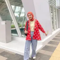 Bosan bermain warna soft? Kamu bisa bereksperimen dengan outer warna merah terang dan t-shirt warna kuning sebagai inner yang dipadukan celana jeans. Kece abis. (Instagram/diantyy.a).