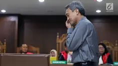 Terdakwa dugaan suap pengurusan sejumlah perkara, Eddy Sindoro bersiap menjalani sidang lanjutan di Pengadilan Tipikor, Jakarta, Jumat (15/2). Eddy didakwa suap terkait pengurusan sejumlah perkara di PN Jakarta Pusat. (Liputan6.com/Helmi Fithriansyah)