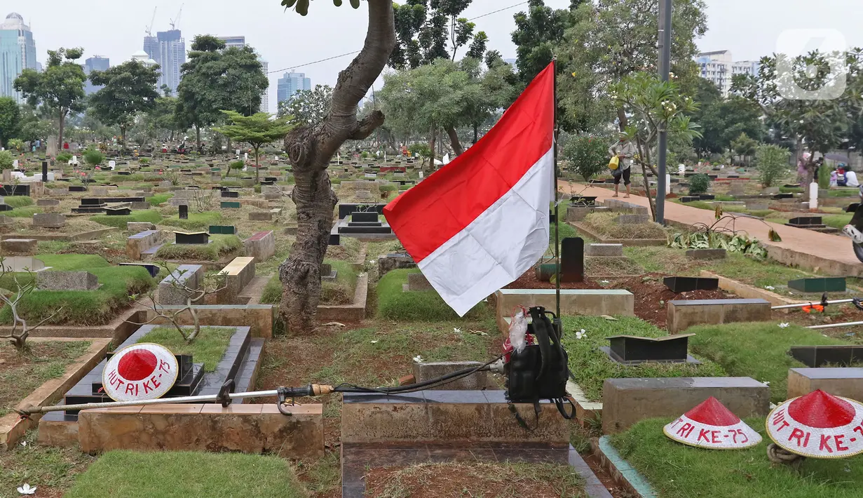 Atribut kemerdekaan milik Petugas Pertamanan dan Kehutanan Kota Jakarta Pusat terlihat di TPU Karet Bivak, Jakarta, Minggu (16/8/2020). Para petugas bekerja dengan mengenakan atribut kemerdekaan dalam rangka menyambut HUT ke-75 RI. (Liputan6.com/Herman Zakharia)