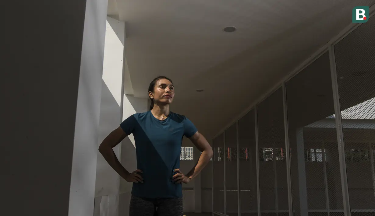 Atlet lompat jauh Indonesia, Maria Londa, berpose usai latihan di Stadion Madya Senayan, Jakarta, Selasa (8/5/2018). Latihan ini merupakan persiapan jelang Asian Games XVIII. (Bola.com/Vitalis Yogi Trisna)