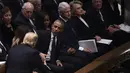 Presiden AS Donald Trump menyapa mantan presiden Barack Obama dan Michele Obama saat menghadiri prosesi pemakaman kenegaraan Presiden AS ke-41, George HW Bush di Katedral Nasional Washington, Rabu (5/12). (Brendan SMIALOWSKI/AFP)