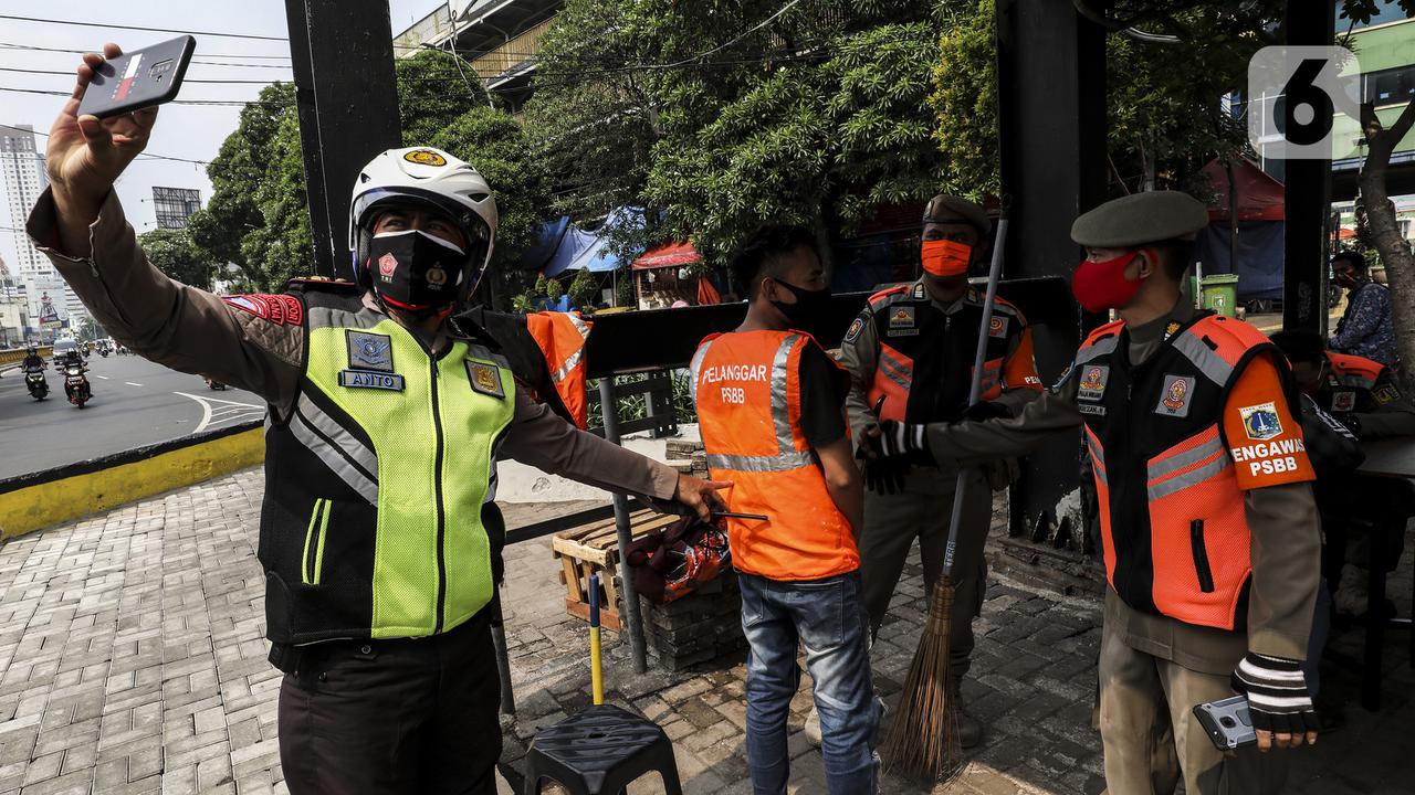 FOTO: PSBB Jakarta, Petugas Razia Masker di Tanah Abang