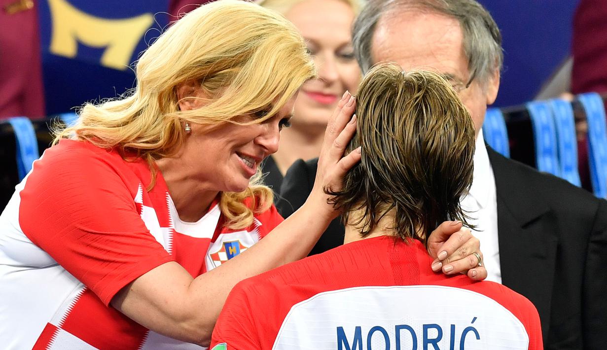 Foto Bikin Haru Momen Presiden Kroasia Peluk Luka Modric Bola Liputan6 Com