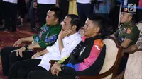 Presiden RI, Joko Widodo (tengah) bersama Menpora Imam Nahrawi dan Ketua INAPGOC, Raja Sapta Oktohari menyaksikan laga atlet para powerlifting di kelas Womens Up 73 dan 79kg Asian Para Games 2018 di Jakarta, Rabu (10/10). (Liputan6.com/Helmi Fithriansyah)