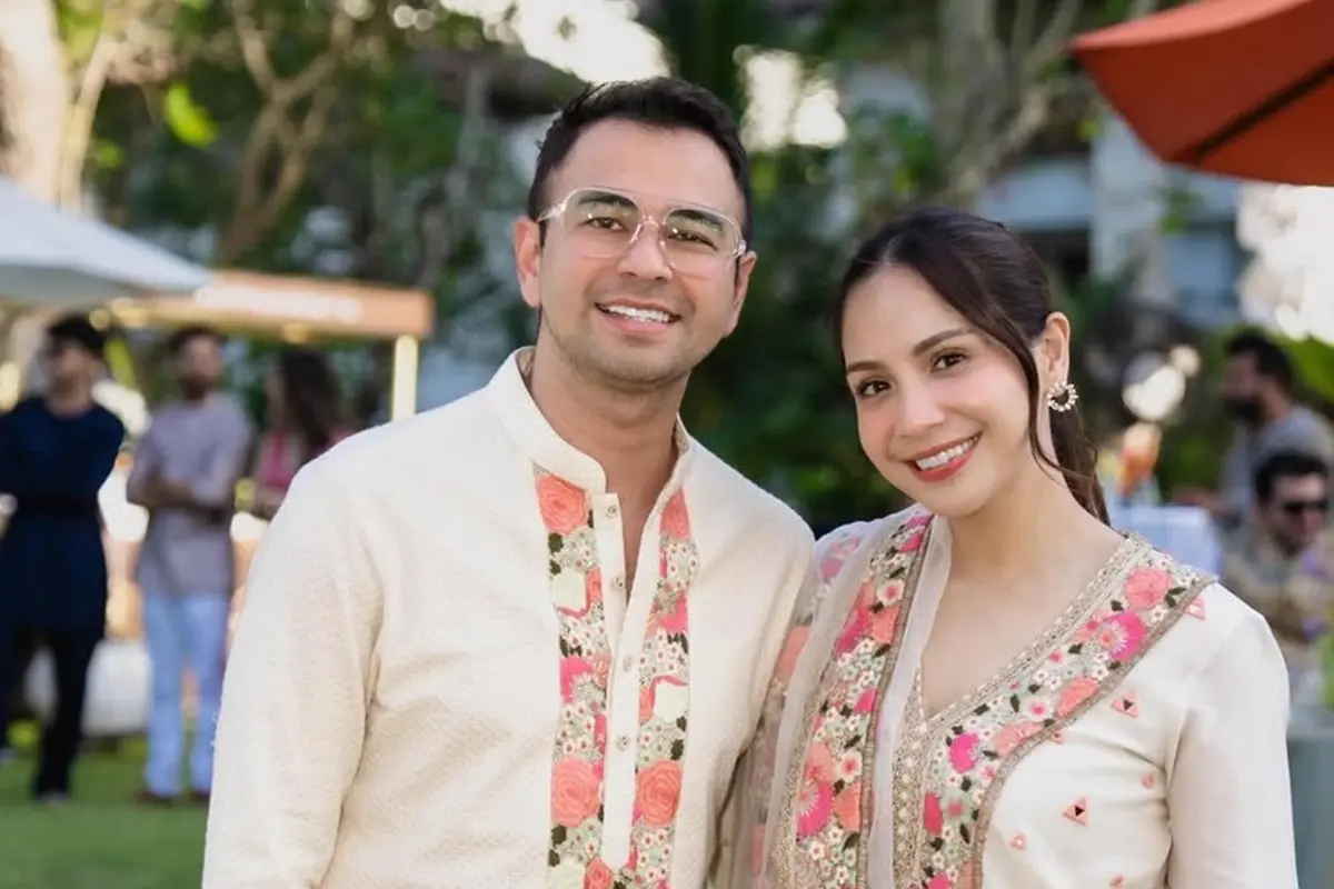 Gaya Nagita Slavina Pakai Busana India saat Kondangan