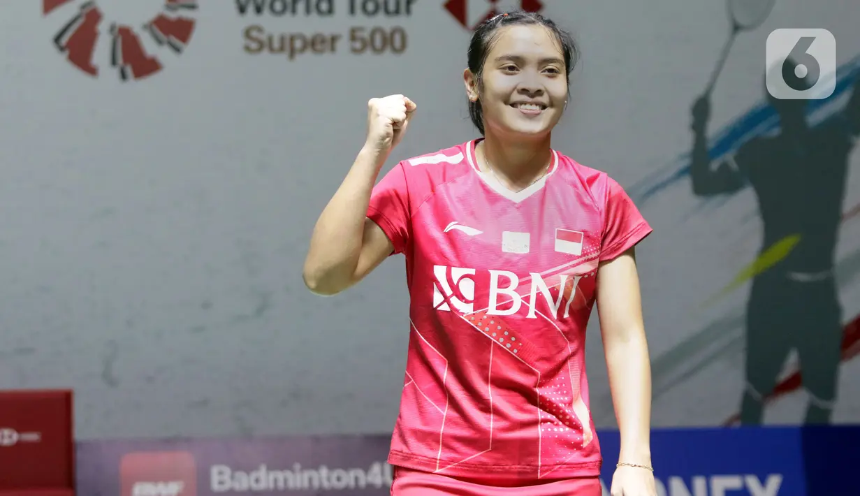 Pebulu tangkis tunggal putri Indonesia Gregoria Mariska Tunjung usai melawan Phittayaporn Chaiwan (Thailand) pada kualifikasi Indonesia Masters 2022 di Istora Senayan, Jakarta, Rabu (8/6/2022). Gregoria Mariska unggul dan melaju ke babak berikutnya. (Liputan6.com/Helmi Fithriansyah)