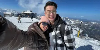 Baru-baru ini, Wika Salim dan Max Adam menikmati liburan di Swiss. Pasangan ini terlihat mesra dengan bermain ski. [Foto: instagram.com/wikasalim]