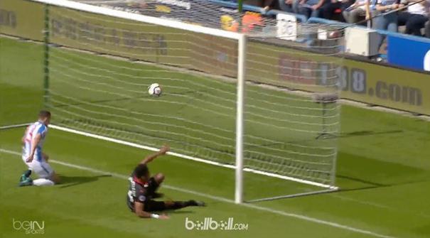 Arsenal menutup Liga Inggris musim 2017/18 dengan kemenangan tipis 1-0 di kandang Huddersfield, Minggu (13/5). Pierre-Emerick Auba...