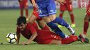 Pemain Timnas Indonesia U-19, Asnawi Mangkualam Bahar (bawah) berebut bola dengan pemain Chinnese Taipei saat laga penyisihan Grup A Piala AFC U-19 2018 di Stadion GBK, Jakarta, Kamis (18/10). (Liputan6.com/Helmi Fithriansyah)