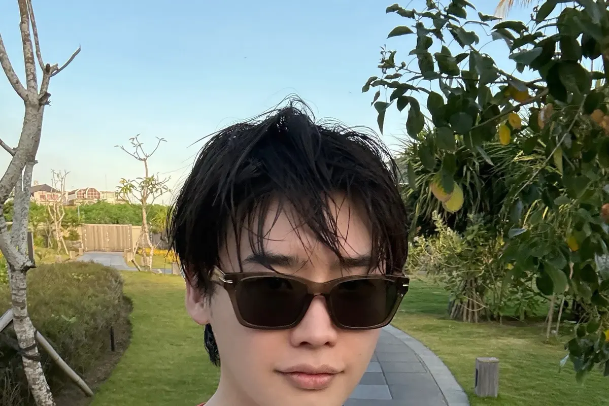 Lee Jong Suk Tampil Bak Turis Lokal Saat Liburan di Bali, Pamer Gaya Santai hingga Otot Kekar di Canggu