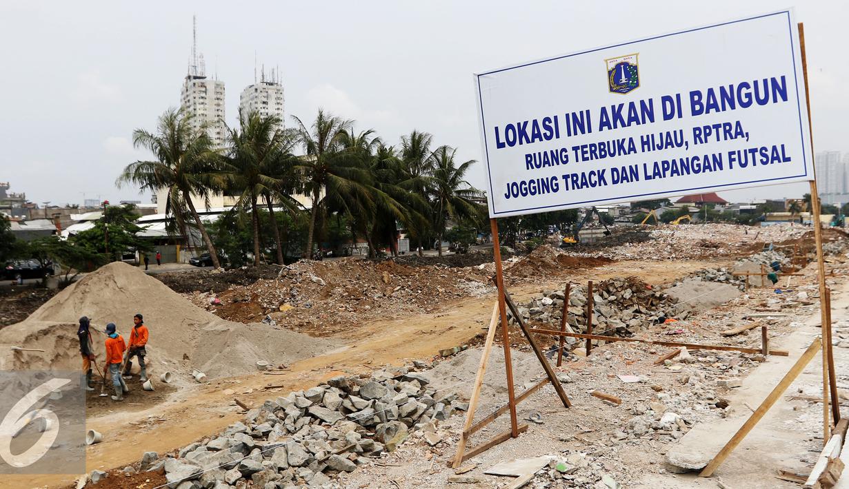 Suasana pengerjaan proyek penataan ulang Kalijodo, Jakarta, Jumat (18/3). Pengerjaan di sepanjang Jalan Kepanduan II, mulai dari ujung di Jalan Teluk Gong, Jakarta Utara, hingga Jalan Tubagus Angke, Jakarta Barat. (Liputan6.com/Gempur M Surya)