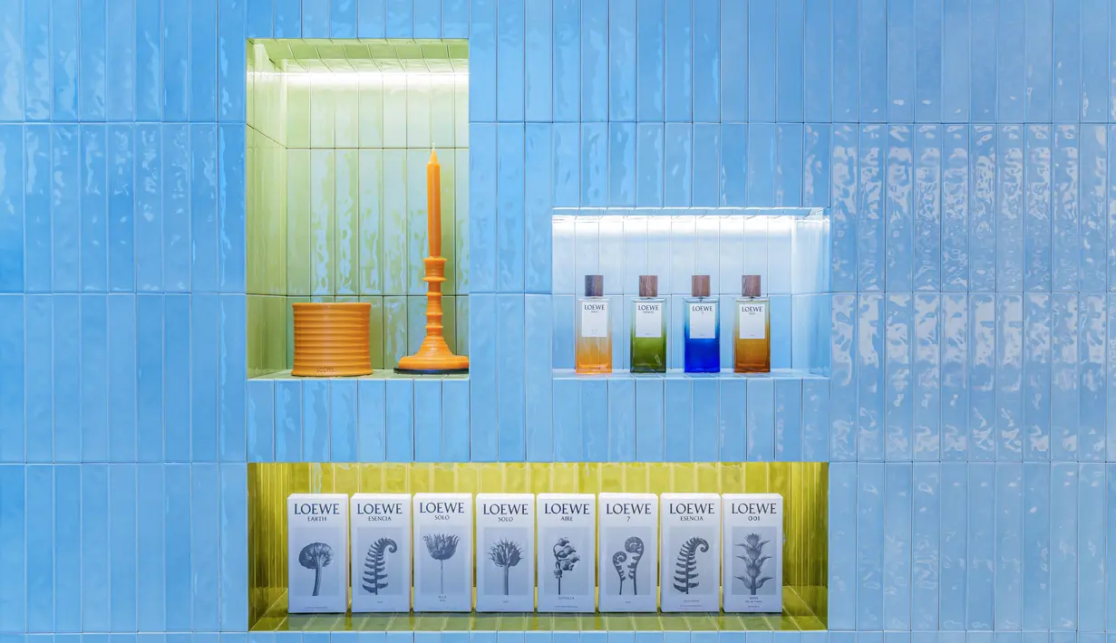 Palet material alami, termasuk kayu yang dipoles dan keramik berlapis glasir, membingkai seluruh koleksi dalam perpaduan sentuhan akhir interior yang dibuat oleh para pengrajin. Suasananya mengundang pengunjung untuk menjelajahi dan membenamkan diri dalam dunia aroma yang unik. / Foto : doc LOEWE Perfumes.