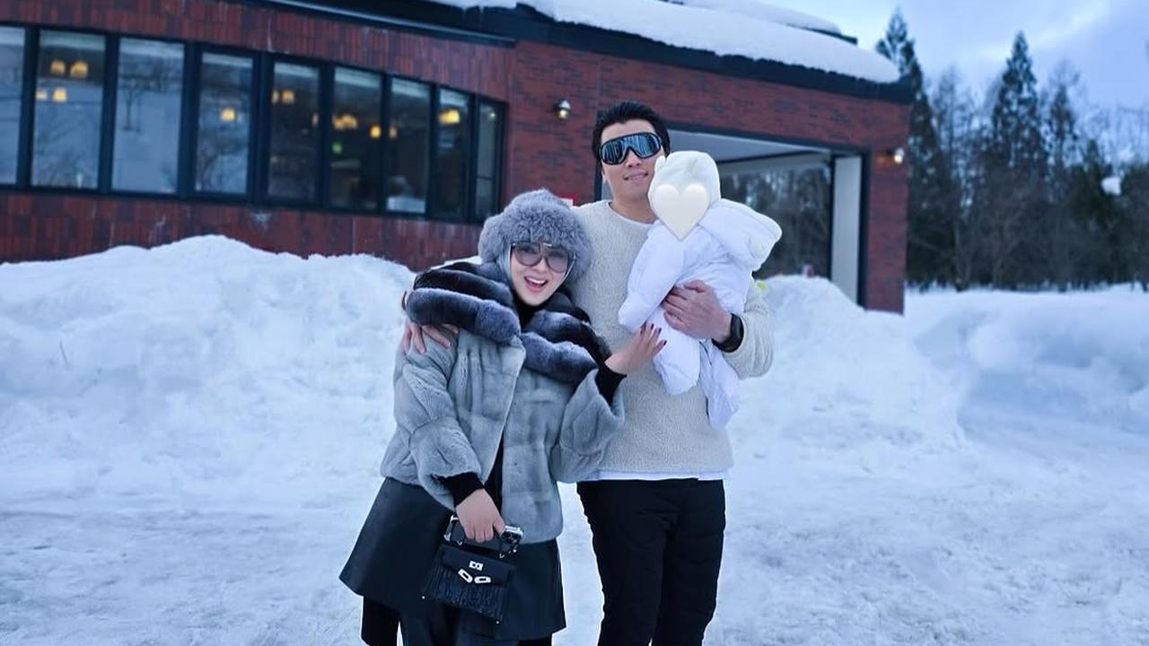 Potret Seru Syahrini Ajak Princess R Pertama Kali Main Salju di Jepang, Wajahnya Masih Dirahasiakan