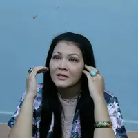 Belakangan ini, media sosial dihebohkan dengan kesedihan Melanie Subono. Kabar meninggalnya anjing kesayangannya di tempat penitipan hewan membuat, ia kecewa pada sahabatnya Doni Hendaru, pemilik penitipan tersebut. (Galih W. Satria/Bintang.com)