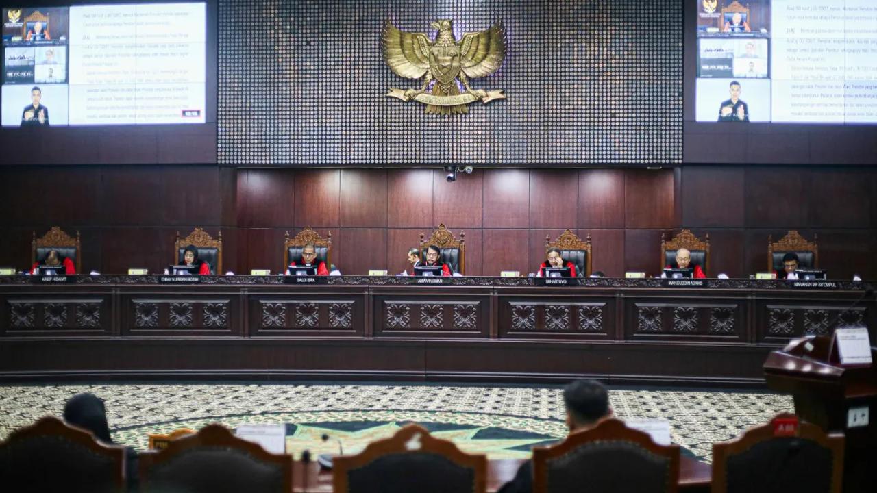 Pembahasan dan pengambilan putusan permohonan Perkara Nomor 90/PUU-XX/2023 sendiri dihadiri oleh sembilan Hakim Konstitusi.<br>