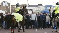 Para Hooligan saat berhadapan dengan kepolisian di salah satu wilayah Inggris. (Daily Mail). 