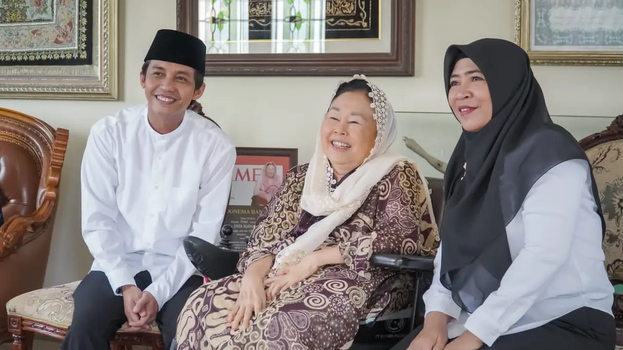 Wakil Menteri Agraria dan Tata Ruang/Badan Pertanahan Nasional (ATR/BPN), Raja Juli Antoni, menyerahkan sertifikat tanah Yayasan Abdul Wahid Hasyim kepada keluarga Abdurrahman Wahid atau Gus Dur secara langsung (Istimewa)