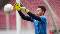 Kiper Timnas Indonesia, Syahrul Trisna&nbsp;saat melakukan latihan resmi menjelang laga Grupa A Piala AFF 2022 antara Timnas Indonesia melawan Timnas Thailand yang berlangsung di Stadion Utama Gelora Bungkarno (SUGBK), Jakarta, Rabu (28/12/2022). (Bola.com/Bagaskara Lazuardi)