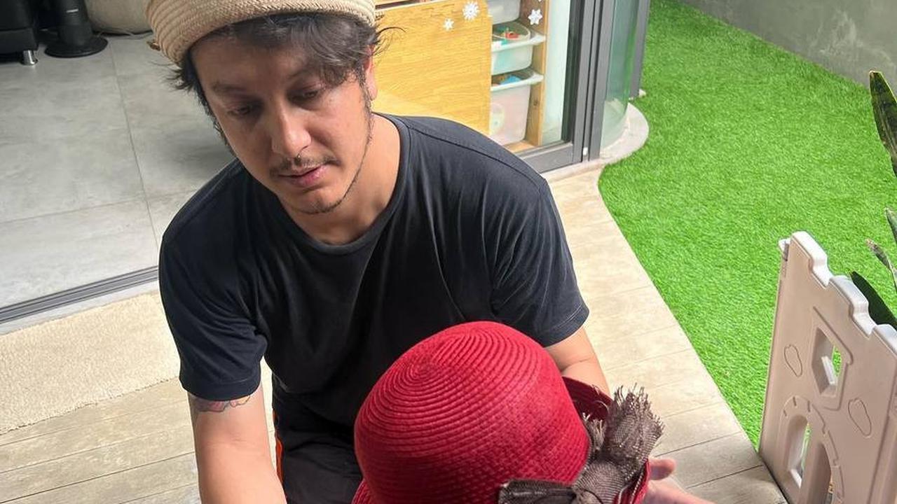 Saat bermain dengan anak-anaknya, Dimas senang berdandan serupa dengan putrinya, seperti saat mereka kompak mengenakan topi jerami yang lucu.