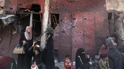 Warga sipil Irak menunggu untuk dievakuasi dari Kota Tua di Mosul, 1 Juli 2017. Dana Anak PBB (UNICEF) pada 29 Juni 2017, mengatakan ribuan anak telah terjebak di daerah yang masih dikuasai ISIS di pusat kota tua itu. (AHMAD AL-RUBAYE/AFP)