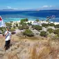 Wisatawan berpose dari salah satu bukit di kawasan TN Komodo (Liputan6.com / HMB)