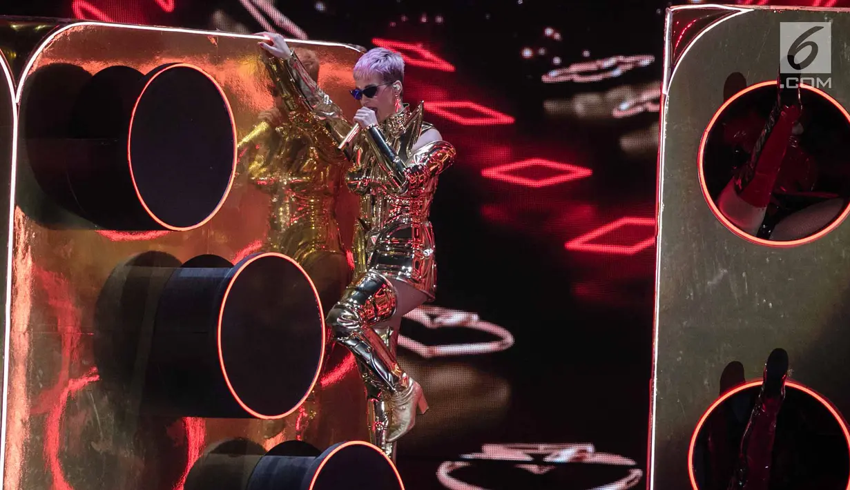Penyanyi Katy Perry saat membawakan lagu pada konsernya bertajuk Witness: The Tour di ICE BSD, Tangerang Selatan, Sabtu (14/4). Katy sapa penggemarnya dengan lagu pembuka "Witness". (Liputan6.com/Faizal Fanani)