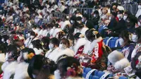 Para wanita yang baru atau akan berusia 20 tahun mengenakan kimono saat menghadiri upacara merayakan Coming of Age Day di Yokohama, Jepang, Senin (10/1/2022). Coming of Age Day diadakan setiap tahun pada Senin kedua bulan Januari untuk merayakan remaja Jepang menjadi dewasa. (AP Photo/Koji Sasahara)