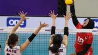 Pemain Timnas Voli putri Indonesia, Putri Agustin (kanan) melepaskan spike yang berusaha diblok dua pemain Hong Kong, Fung Tsz Yan (tengah) dan Yim Wing Ni pada laga Grup B AVC Challenge Cup 2024 di Rizal Memorial Coliseum, Manila, Filipina, Kamis (23/5/2024) pagi. Indonesia kalah 0-3 (22-25, 24-26, 19-25). (Asian Volleyball Confederation)