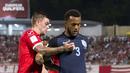 Pemain Inggris, Ryan Bertrand (kanan) berusaha menerobos petahanan pemain Malta, Bjorn Kristensen pada laga grup F kualifikasi Piala Dunia 2018 di  Ta Qali stadium, Valletta, Malta, (1/9/2017). Inggris menang 4-0. (AP/Rene Rossignaud)