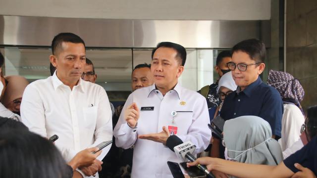 Bupati Kepulauan Meranti Muhammad Adil (kiri) dan Dirjen Bina Keuangan Daerah Kemendagri Agus Fatoni (Puspen Kemendagri)