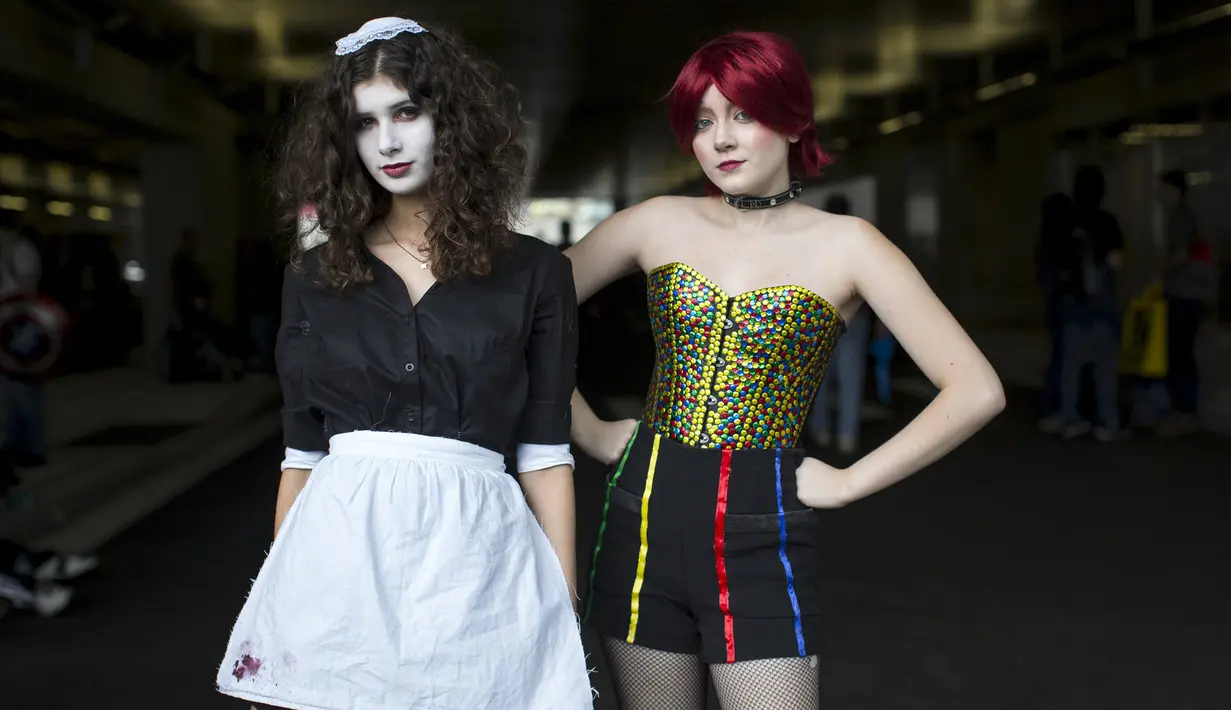 Olivia Alicandri dan Olivia Viteznik mengenakan kostum Magenta dan Columbia, kedua karakter dari Rocky Horror Picture Show pada hari   kedua New York Comic Con di   Manhattan, New York, Jumat   (9/10/2015). (REUTERS/Andrew Kelly)
