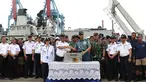 Kapushidrosal Laksda TNI Harjo Susmoro menyerahkan black box bagian Cockpit Voice Recorder (CVR) pesawat Lion Air JT 610 kepada Ketua KNKT Soerjanto Tjahjono di Pelabuhan Tanjung Priok, Jakarta, Senin (14/1). (Liputan6.com/Immanuel Antonius)