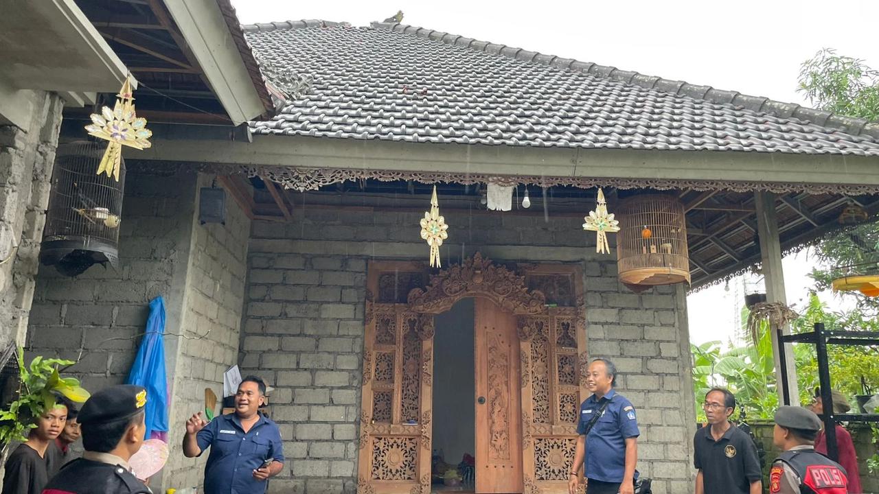 Rumah Warga Tersambar Petir di Bali