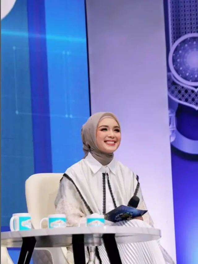 6 Potret Claudia Andhara Jadi Host Tabligh Akbar Ramadan, Tampil Memesona dengan Hijab