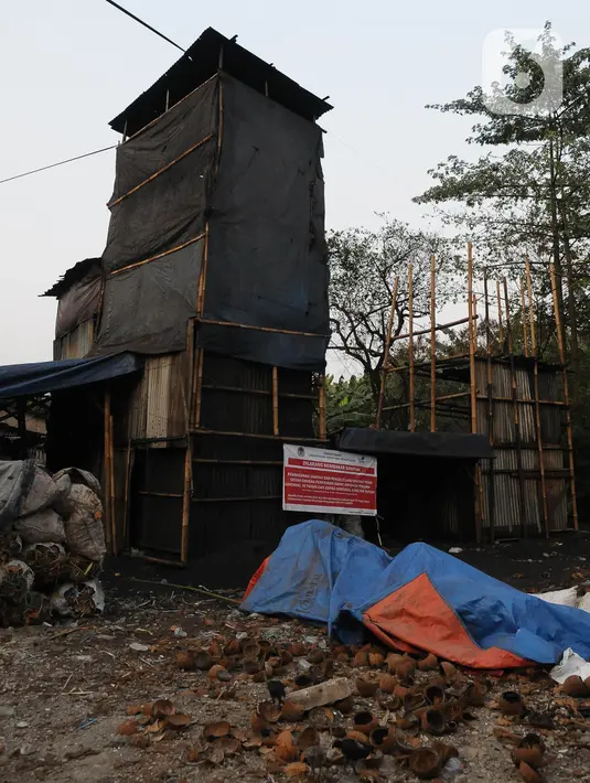 Penutupan ini dilakukan oleh Pemkot Jakarta Timur terkait adanya aktivitas pembakaran arang batok kelapa yang menimbulkan asap yang sudah  tidak wajar disebut menjadi satu pemicu polusi udara. (merdeka.com/Imam Buhori)