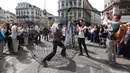 Aksi peserta parade Zinneke di pusat kota Brussels, Belgia, (22/5). Parade Zinneke lahir saat dicetuskan  Brussels Kota budaya oleh pemerintah setempat. (Arie Asona) 