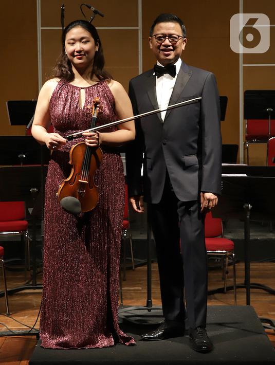 Violis asal Korea Selatan Sueye Park dan konduktor Avip Priatna Mag.Art foto bersama sebelum konser biola "Malam Tchaikovsky" di Usmar Ismail Hall, Jakarta, Jumat (21/02/2020). Konser untuk memperingati 180 tahun komponis dunia Pyotr Ilyich Tchaikovsky. (Liputan6.com/HO/ID)
