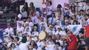 Pendukung tim Korea mengibarkan bendera saat menyaksikan laga basket putri Indonesia melawan Korea pada babak penyisihan Grup X Basket Putri Asian Games 2018 di Jakarta, Rabu (15/8). Indonesia kalah 40-108. (Liputan6.com/Helmi Fithriansyah)