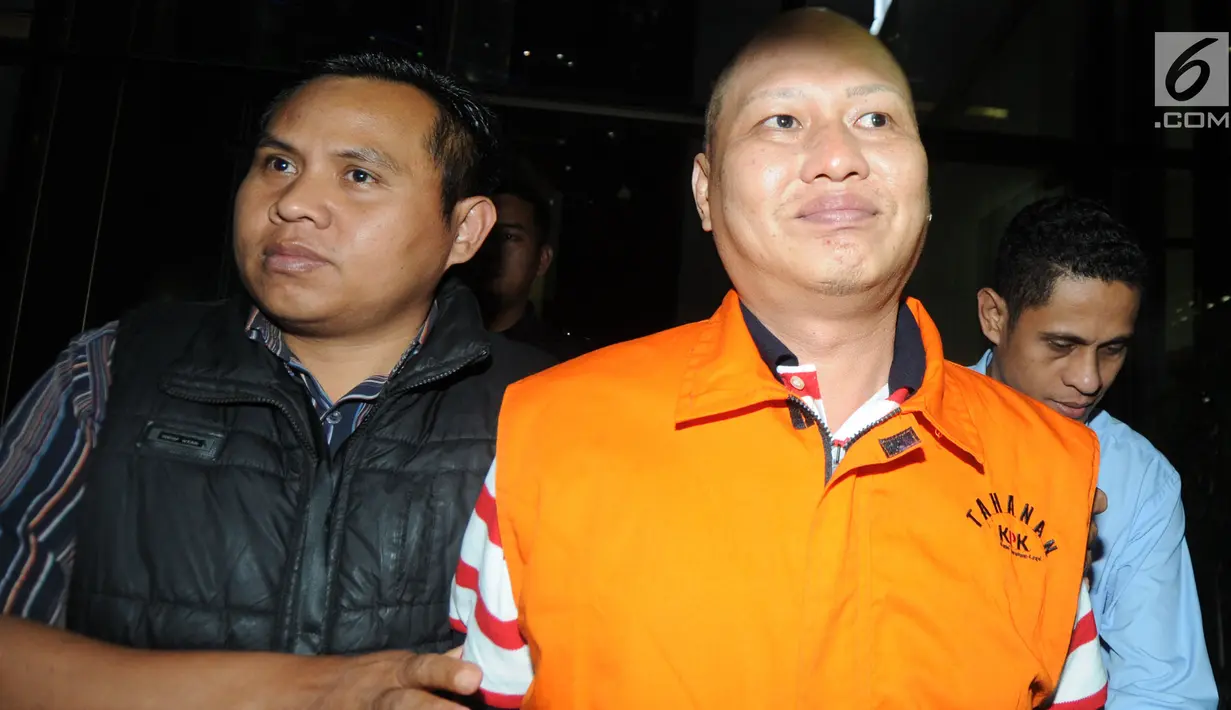 Kontraktor PT Barokah Batauga Mandiri Tonny Kongres seusai pemeriksaan di Gedung KPK, Jakarta, Jumat (25/5). Tonny Kongres keluar menggunakan rompi tahanan KPK berwarna oranye dan diam saat ditanya soal kasus yang menjeratnya. (Merdeka.com/Dwi Narwoko)